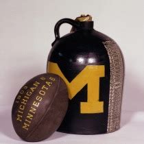  The Little Brown Jug: Un Racconto di Inganni Familiari e segreti nascosti!